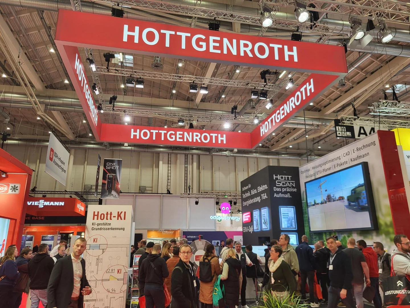 Besucher am Hottgenroth-Messestand auf der GET Nord 2024 mit Hott-KI, HottSCAN und Softwarevorführungen
