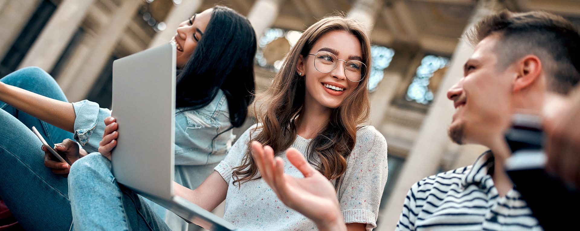 Header Studenten mit Laptop unterhalten sich